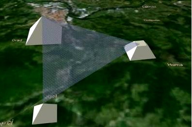 Ilustrace rovnostranného trojúhelníku mezi vrcholy pyramid Slunce, Měsíce a Draka