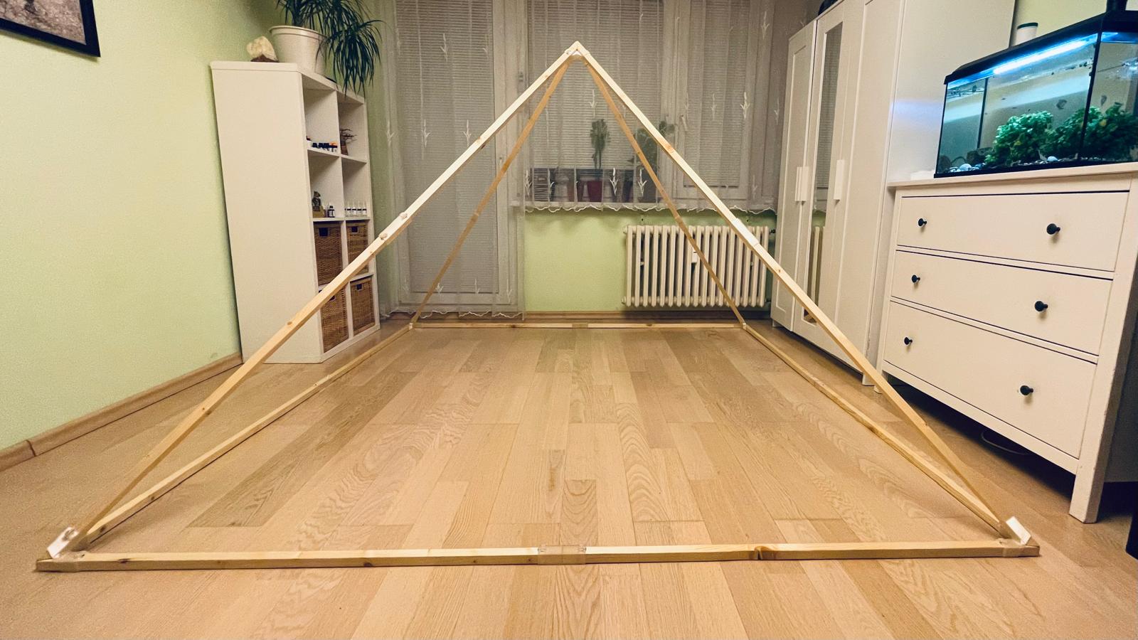 Dřevěná skládací meditační pyramida se spojovacími díly (základna 194 / 233 cm) - Obrázek 2