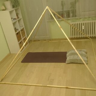 Dřevěná skládací meditační pyramida se spojovacími díly (základna 194 / 233 cm)