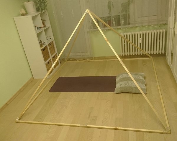 Dřevěná skládací meditační pyramida se spojovacími díly (základna 194 / 233 cm)