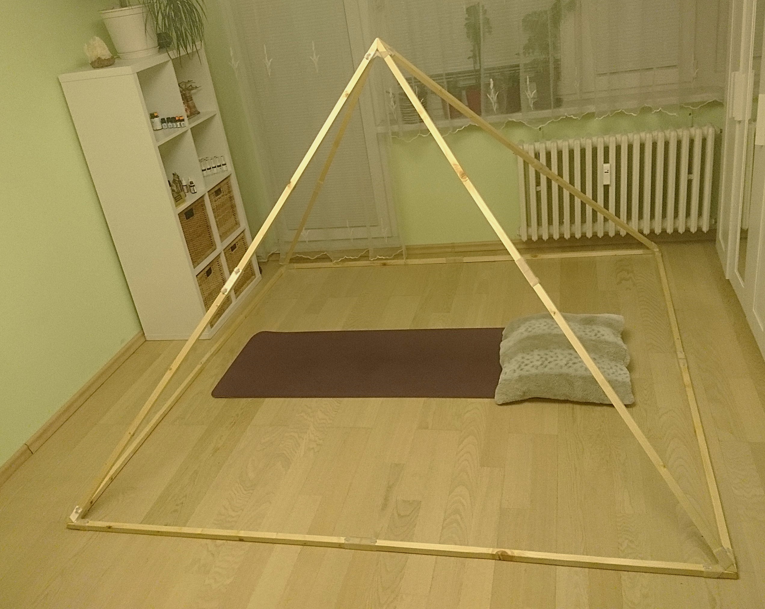 Dřevěná skládací meditační pyramida se spojovacími díly (základna 194 / 233 cm)