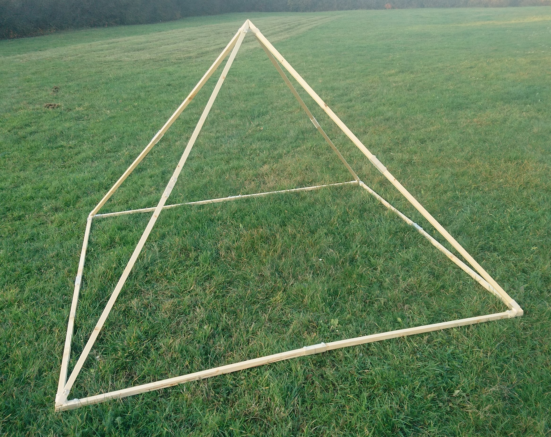 Dřevěná skládací meditační pyramida se spojovacími díly (základna 194 / 233 cm) - Obrázek 3