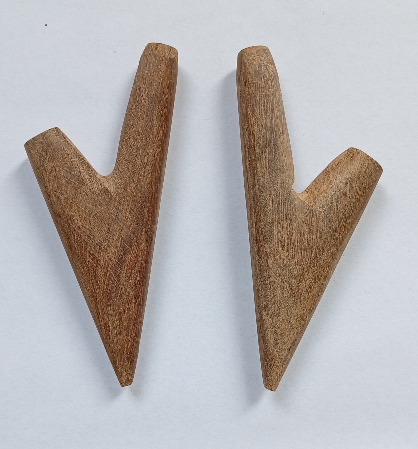 Dřevěné kuripe z Peru, dřevo světlé